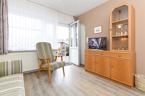 Wohnzimmer mit integriertem KĂŒchenbereich
