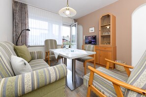 Wohnzimmer mit integriertem KĂŒchenbereich