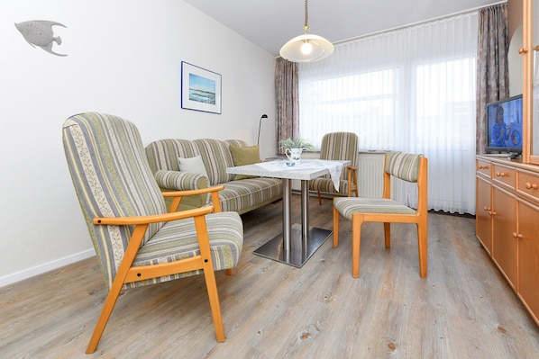 Wohnzimmer mit integriertem KĂŒchenbereich