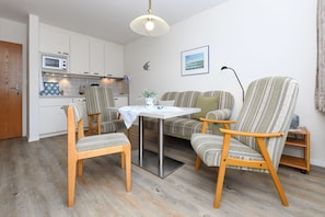 Wohnzimmer mit integriertem KĂŒchenbereich