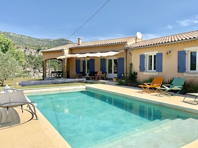 Stylish 4 bed villa with private pool, air con & panoramic views