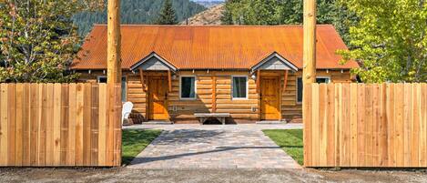 An unforgettable Sun Valley getaway awaits at this cozy Ketchum cabin.