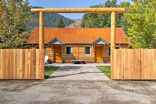 An unforgettable Sun Valley getaway awaits at this cozy Ketchum cabin.