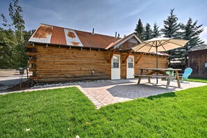 The 2-bedroom, 2-bathroom vacation rental townhome sleeps 6 guests.