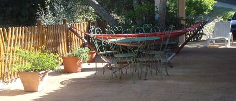 terrasse avec barrière en bois sécurisée