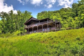 A family of 10 cabin rental in Dogwood Farms in Wears Valley - Breathless View offers splendid luxurious vacation rentals