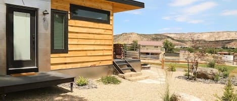 Wild Rose at Escalante Escapes is 370 sq ft of pure charm! This tiny luxury home has everything you need to ensure you have an incredible stay while visiting the Grand Staircase-Escalante National Monument & other southern Utah destinations.