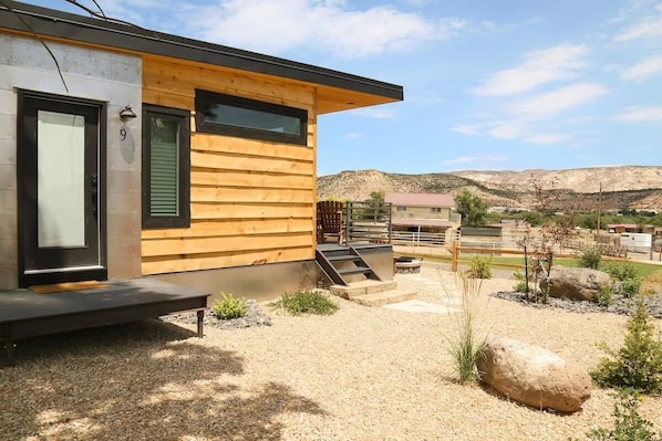 Wild Rose at Escalante Escapes is 370 sq ft of pure charm! This tiny luxury home has everything you need to ensure you have an incredible stay while visiting the Grand Staircase-Escalante National Monument & other southern Utah destinations.