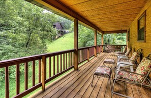 Bear Retreat Cabin Rental is all about relaxing and sharing memories of Wears Valley Metcalf Bottoms