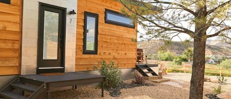 Come on in to Star Lily at Escalante Escapes and enter a tiny luxury world! It’s 400 sq ft, 2 BR & fits up to 6. If you love hiking and incredible landscapes, this tiny home is the ideal spot to plan your southern Utah adventures.