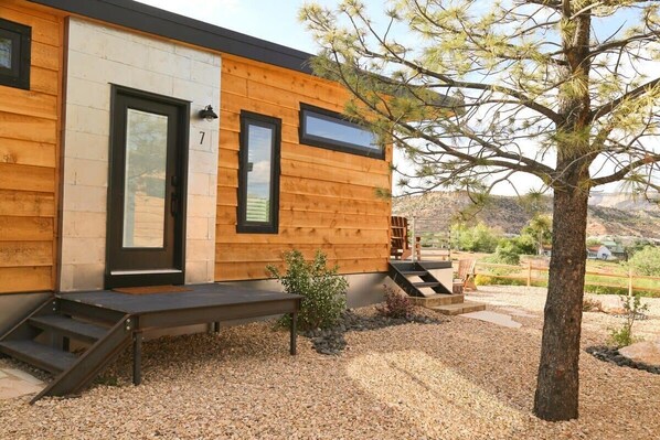 Come on in to Star Lily at Escalante Escapes and enter a tiny luxury world! It’s 400 sq ft, 2 BR & fits up to 6. If you love hiking and incredible landscapes, this tiny home is the ideal spot to plan your southern Utah adventures.