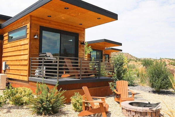 Fox Tail at Escalante Escapes is a luxurious tiny home that is perfect for a romantic getaway, a family vacation, or a solo retreat!