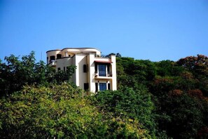Casa del Viento perched