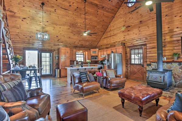 Pearcy Vacation Rental | 2BR | 2.5BA | 2,400 Sq Ft | Stairs Required