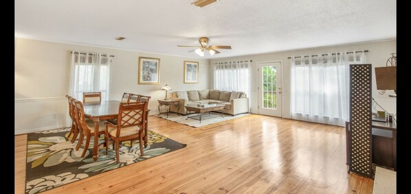 Living room (second floor)