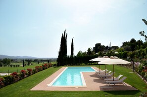 The pool is 20 metres long and lies in front of green 9 of  Toscana Golf course