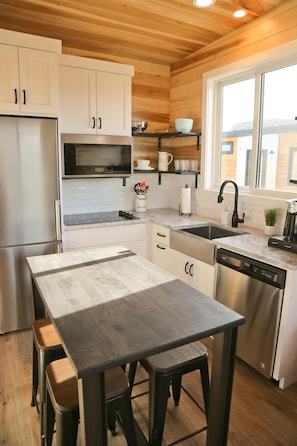 You’ll find everything you need to prepare delicious meals during your stay: large fridge, stovetop, convection microwave oven, coffee station, farmhouse sink and a dining table for 4.