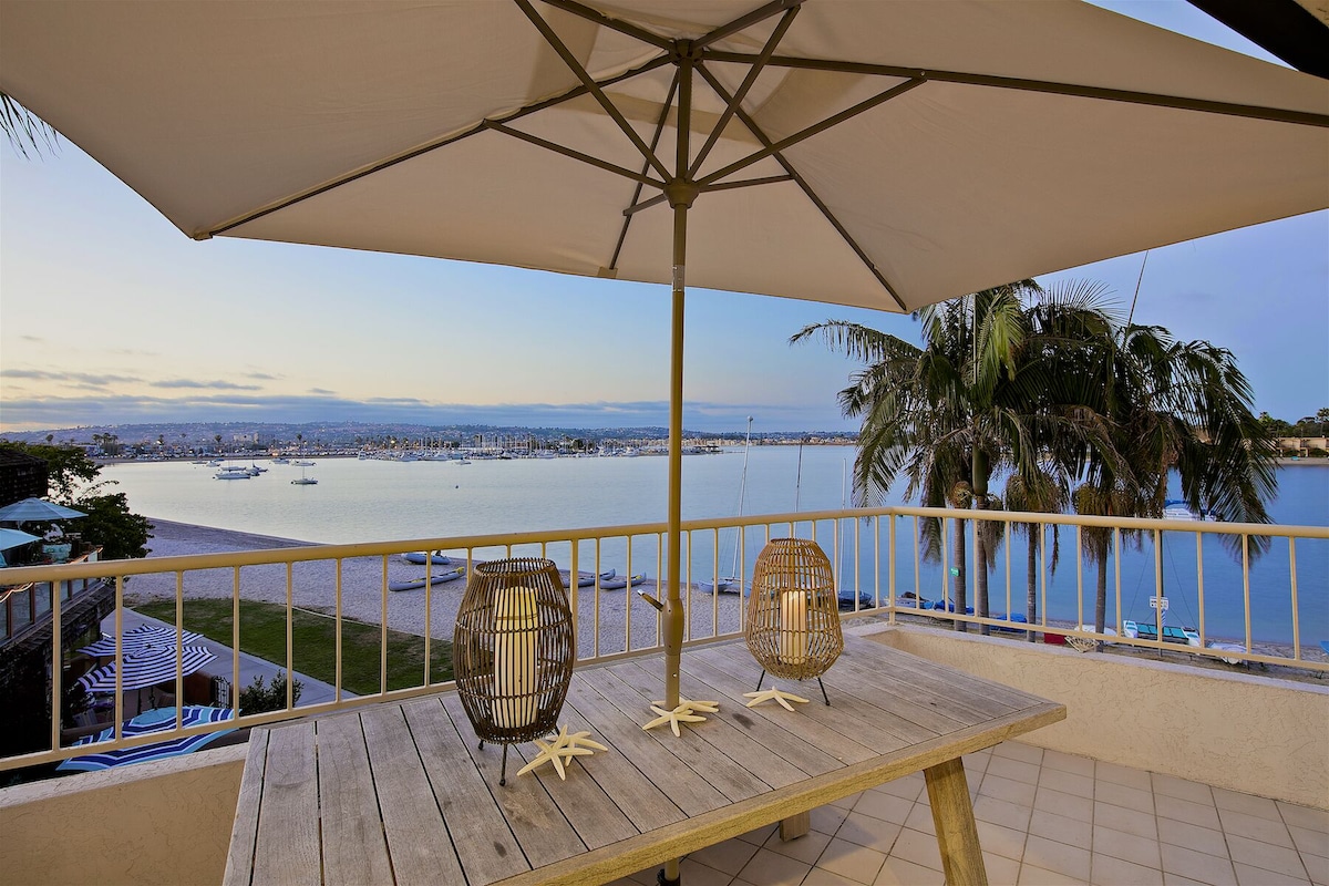 Bay Front Luxury Penthouse w/elev. & AC! Enjoy multiple outside patios & views!