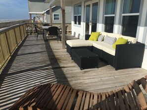 great covered  deck to watch the waves from