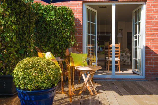 Blick von der Terrasse in die Ferienwohnung Achtersied