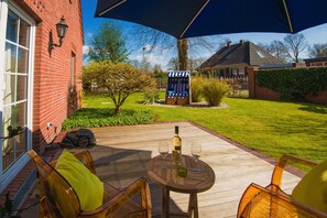 Relaxen auf der Terrasse unter dem Sonnenschirm