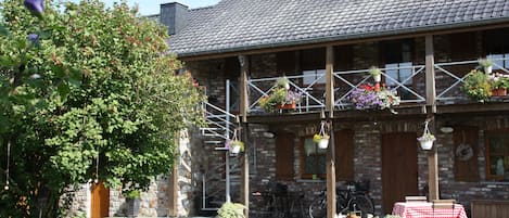 Ferienwohnung Vue au Jardin mit Zugang über Wendeltreppe und überdachtem Balkon