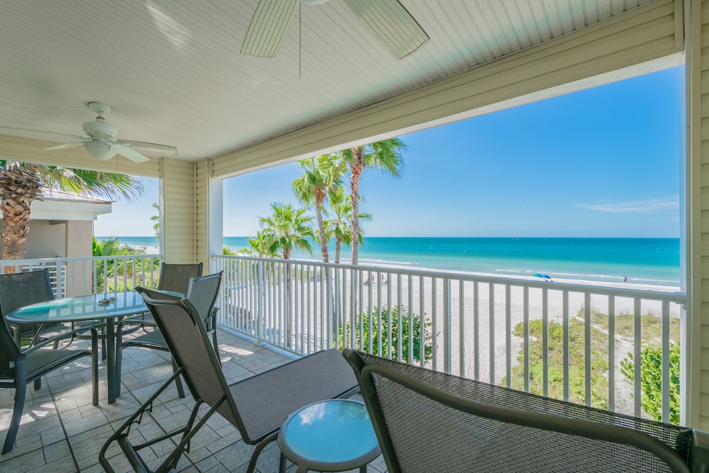 Spacious top floor, oceanfront 3 bedroom condo - Indian Rocks Beach