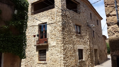 Casa de piedra de 3 plantas, rústica en calle tranquila, de 200m2,