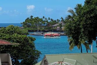 Kona Plaza 201: Cozy Condo w/ AC, Shared Pool & Ocean Views