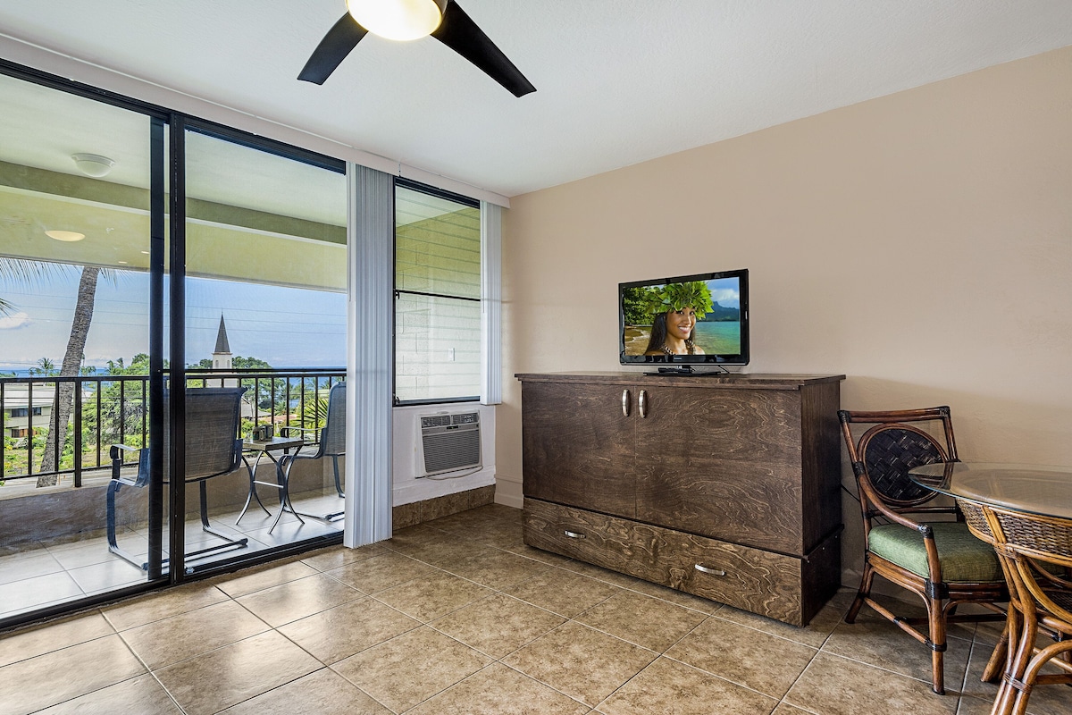 Kalanikai 306: Cozy Oceanview Unit w/ AC & Shared Pool in the heart of Kona Town