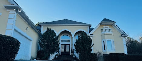 Your metro ATL getaway - 7 min from airport...15 min from Downtown