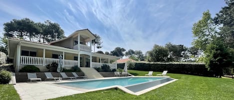 Maison, terrasse et piscine à débordement 10,5x5m 
vue du jardin