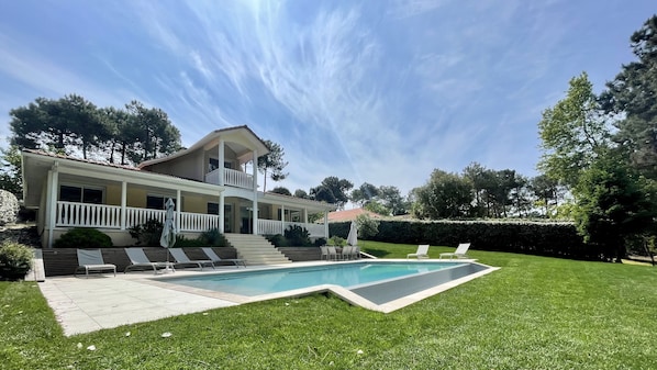 Maison, terrasse et piscine à débordement 10,5x5m 
vue du jardin