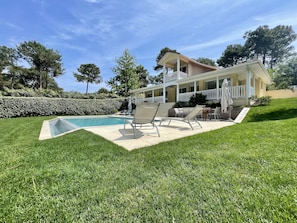 Maison, terrasse et piscine à débordement 10,5x5m