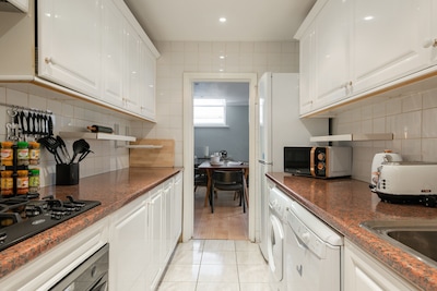 The Kensington Palace Mews - Bright & Modern 6BDR House with Garage