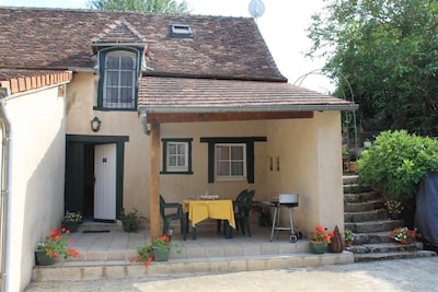 A self-contained gite with easy access to local shops and tourist sites.