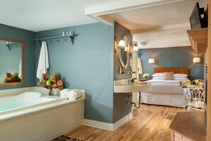 Queen Suite BainUlta air jetted whirlpool tub, queen bed, fireplace, Dish TV  