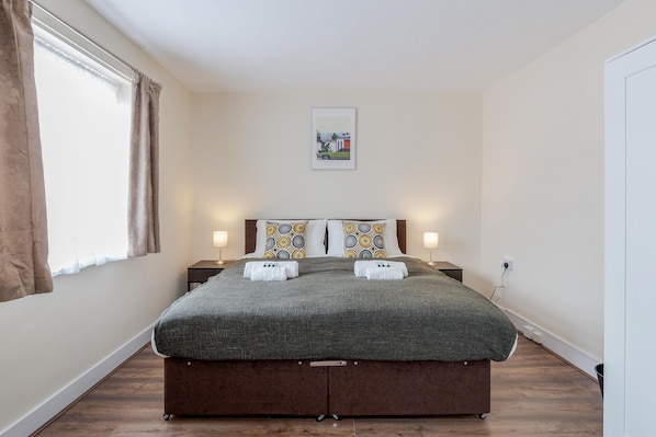 King sized bed in bedroom 1