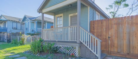 Welcome to Half Pint! Cozy cottage in Mid-town Galveston