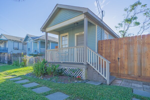 Welcome to Half Pint! Cozy cottage in Mid-town Galveston