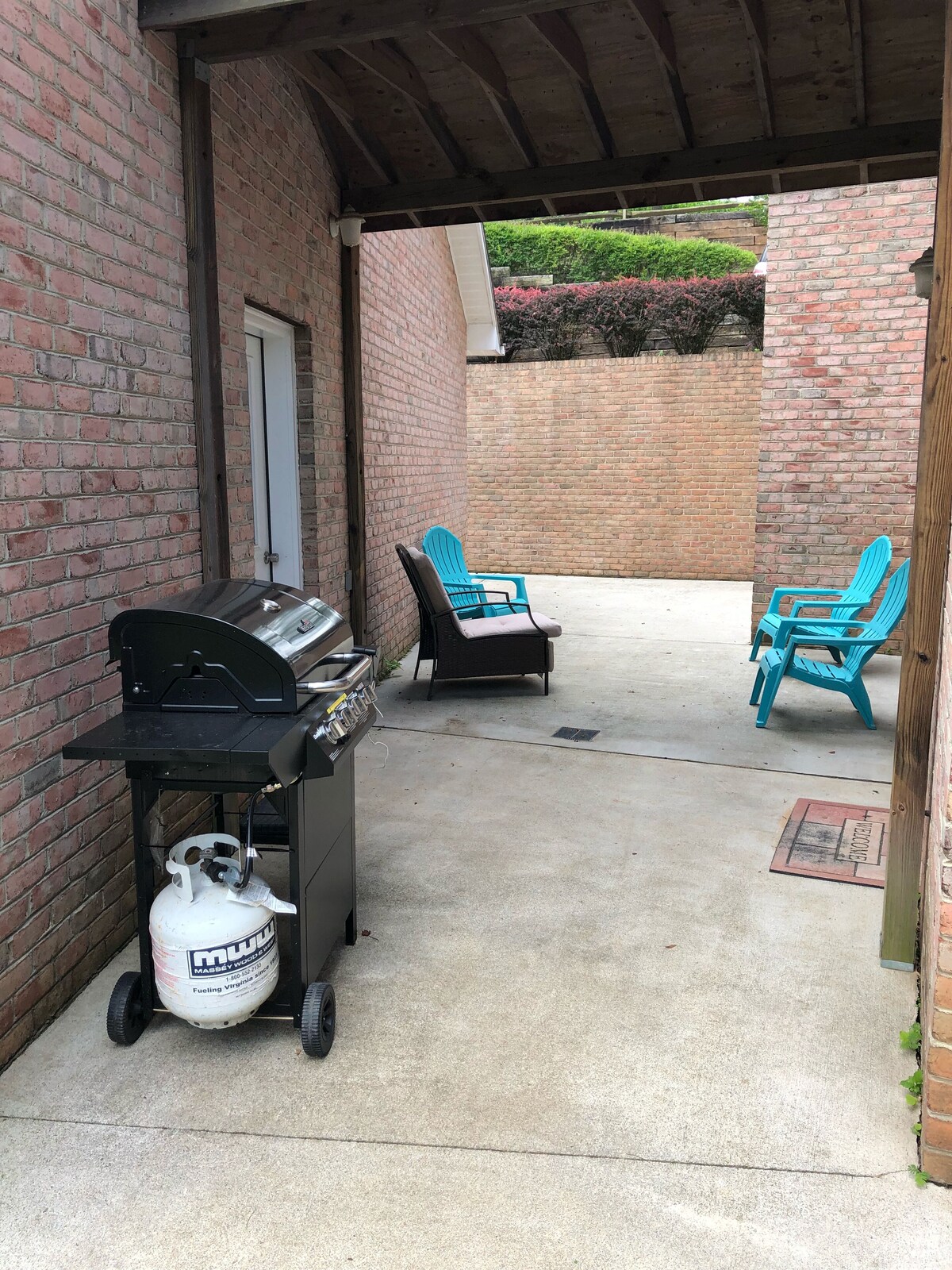 MULTI-FAMILY,LAKEFRONT RETREAT,HOT TUB,KAYAKS,GAMEROOM,SPACIOUS