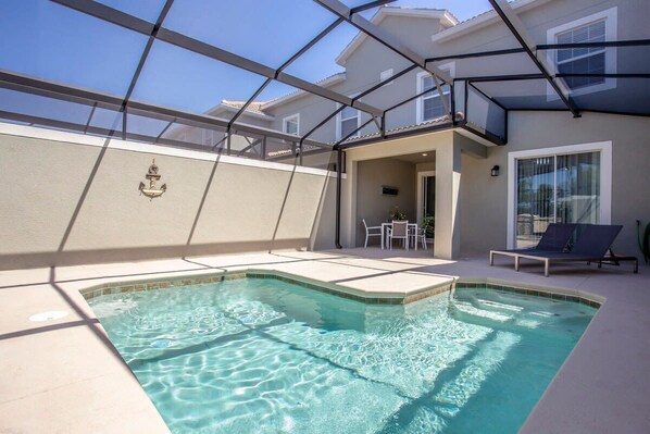 Screened in  Pool w Patio Furniture 
