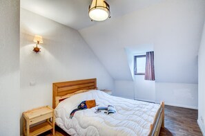 The bedroom features a Double bed and a Single bed.