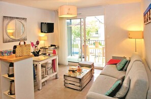 Come and stay in our cozy and bright apartment by the beach.