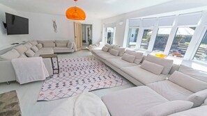 Lounge great for entertaining
