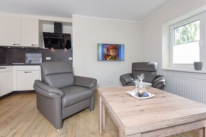 Wohnzimmer mit integriertem Küchenbereich
