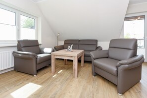 Wohnzimmer mit integriertem Küchenbereich