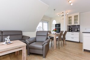 Wohnzimmer mit integriertem Küchenbereich