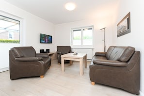Wohnzimmer mit integriertem Küchenbereich