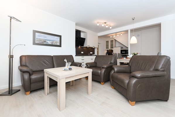 Wohnzimmer mit integriertem Küchenbereich